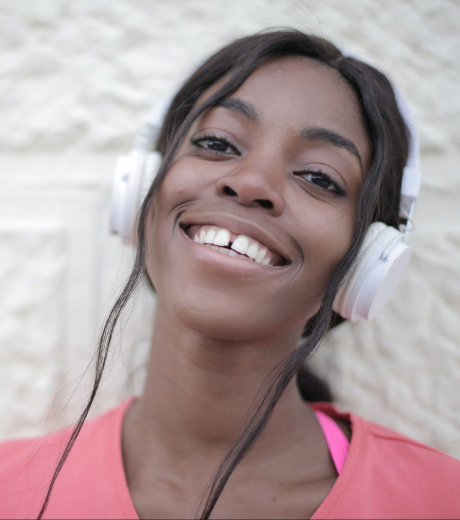 Persona sonriente que canta en un coro escuchando los audios de Studio Chorale